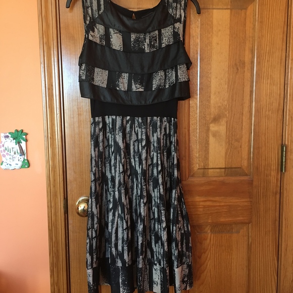 BCBG Maxazria Dress Size 2 - Picture 8 of 8